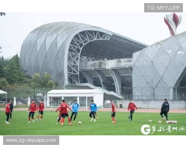 足球俱乐部在赛季中期加强体能恢复与康复计划，完善足球俱乐部运营